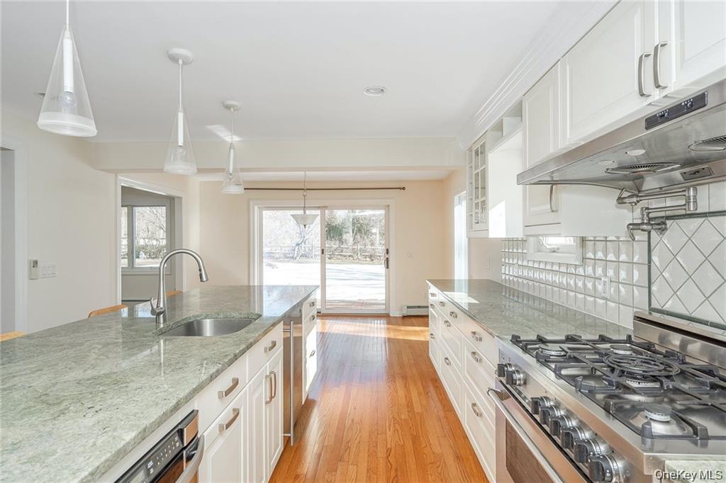 10 Bell Place Rye Brook, NY 10573 - Photo 13 of 25 Light and Bright Large Kitchen