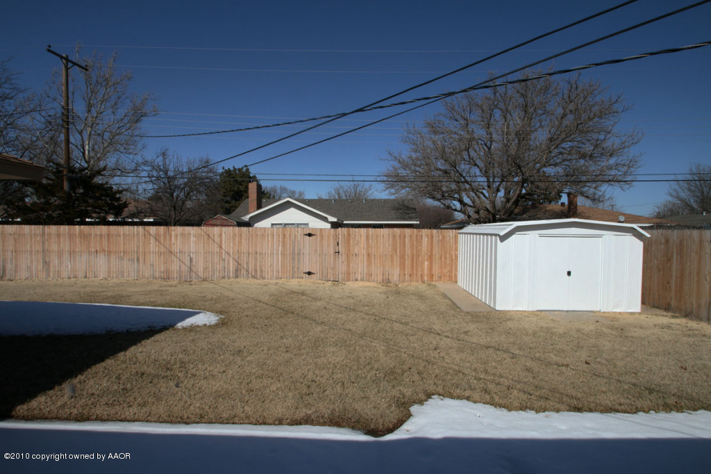 6008 Gainsborough Road Amarillo, TX 79106 - Photo 2 of 16 back yard