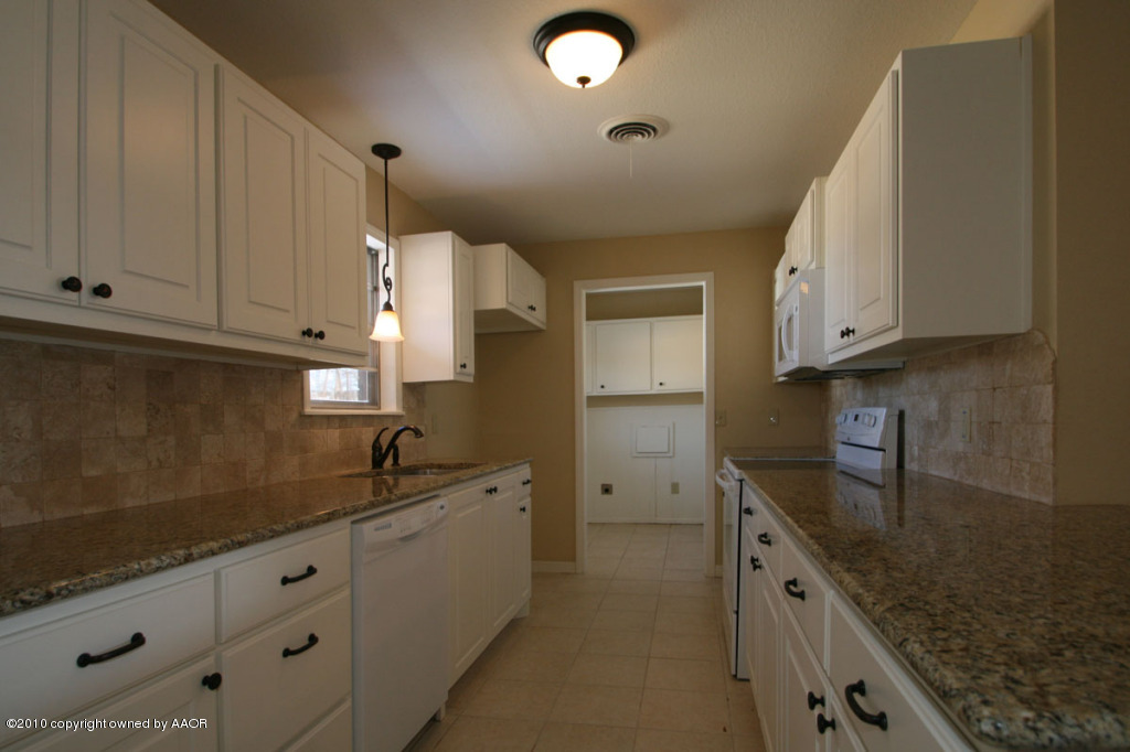 6008 Gainsborough Road Amarillo, TX 79106 - Photo 12 of 16 kitchen