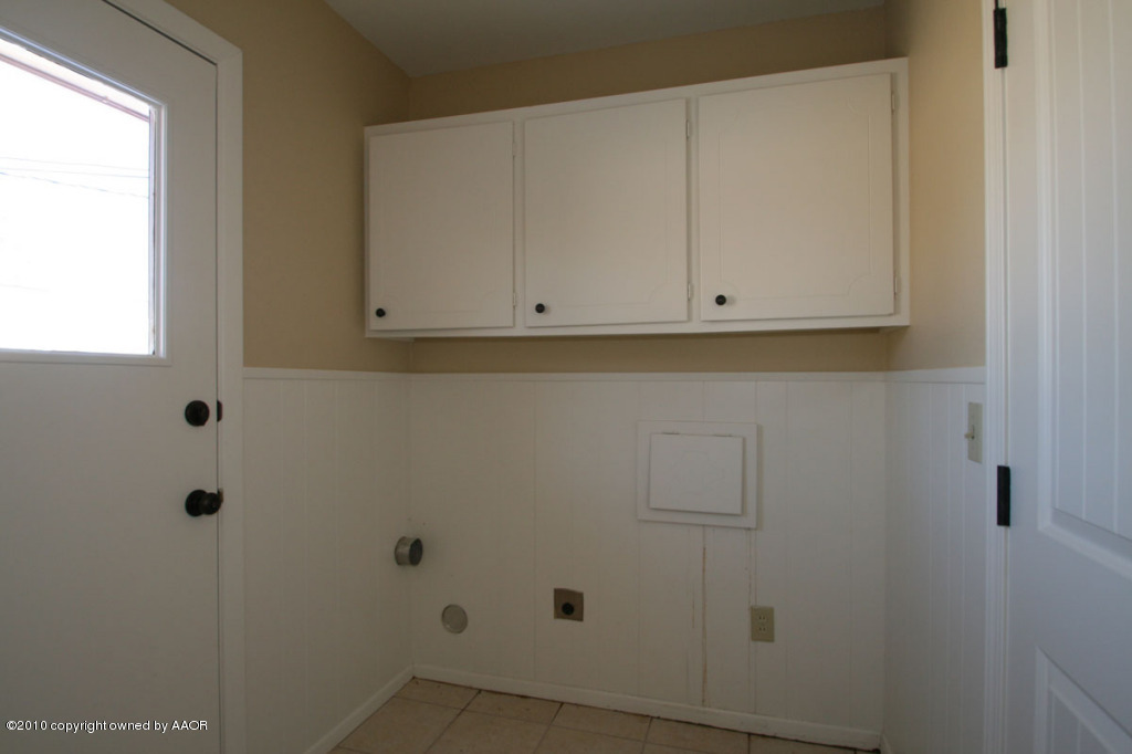 6008 Gainsborough Road Amarillo, TX 79106 - Photo 13 of 16 laundry room