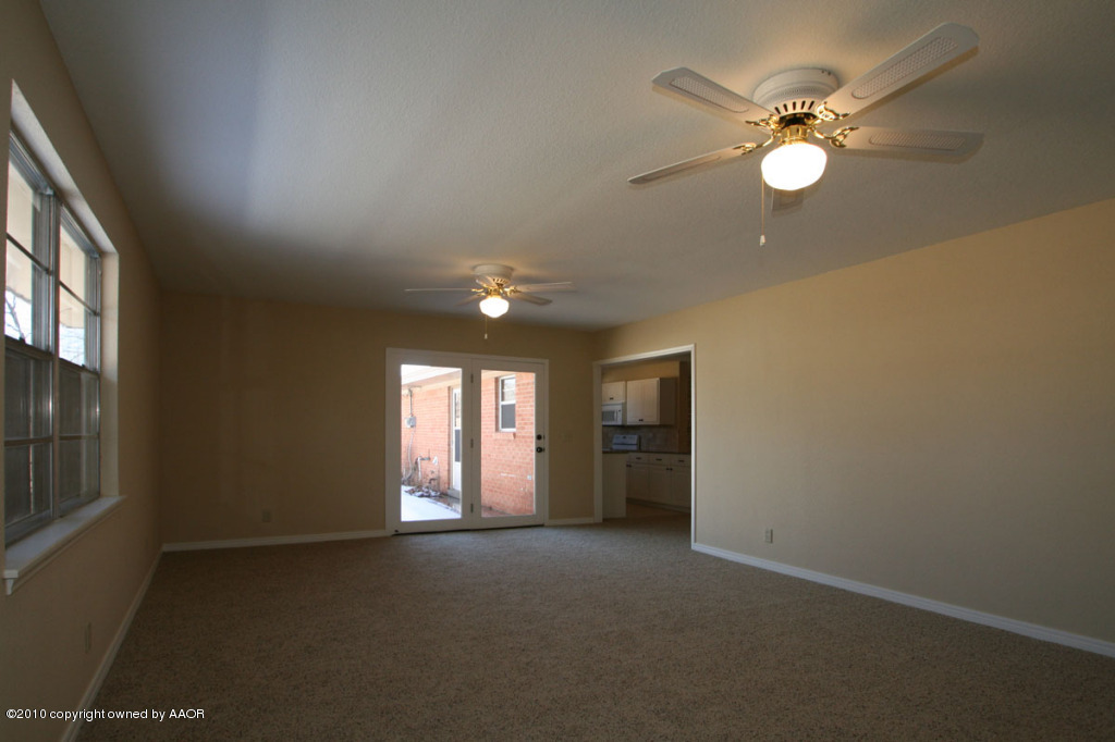 6008 Gainsborough Road Amarillo, TX 79106 - Photo 7 of 16 family room