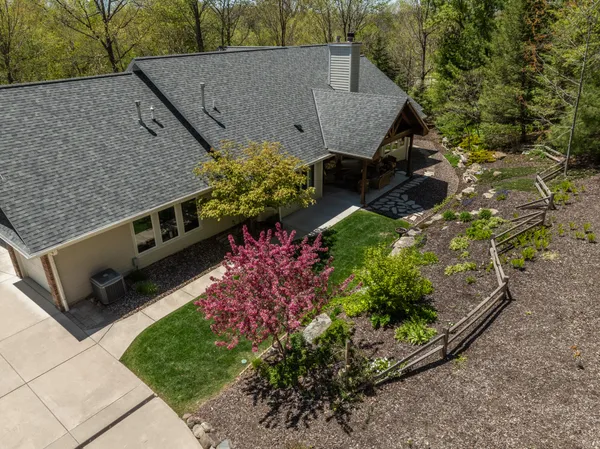 $899,900 | 260 Glacial Drive, Slinger, WI 53086
