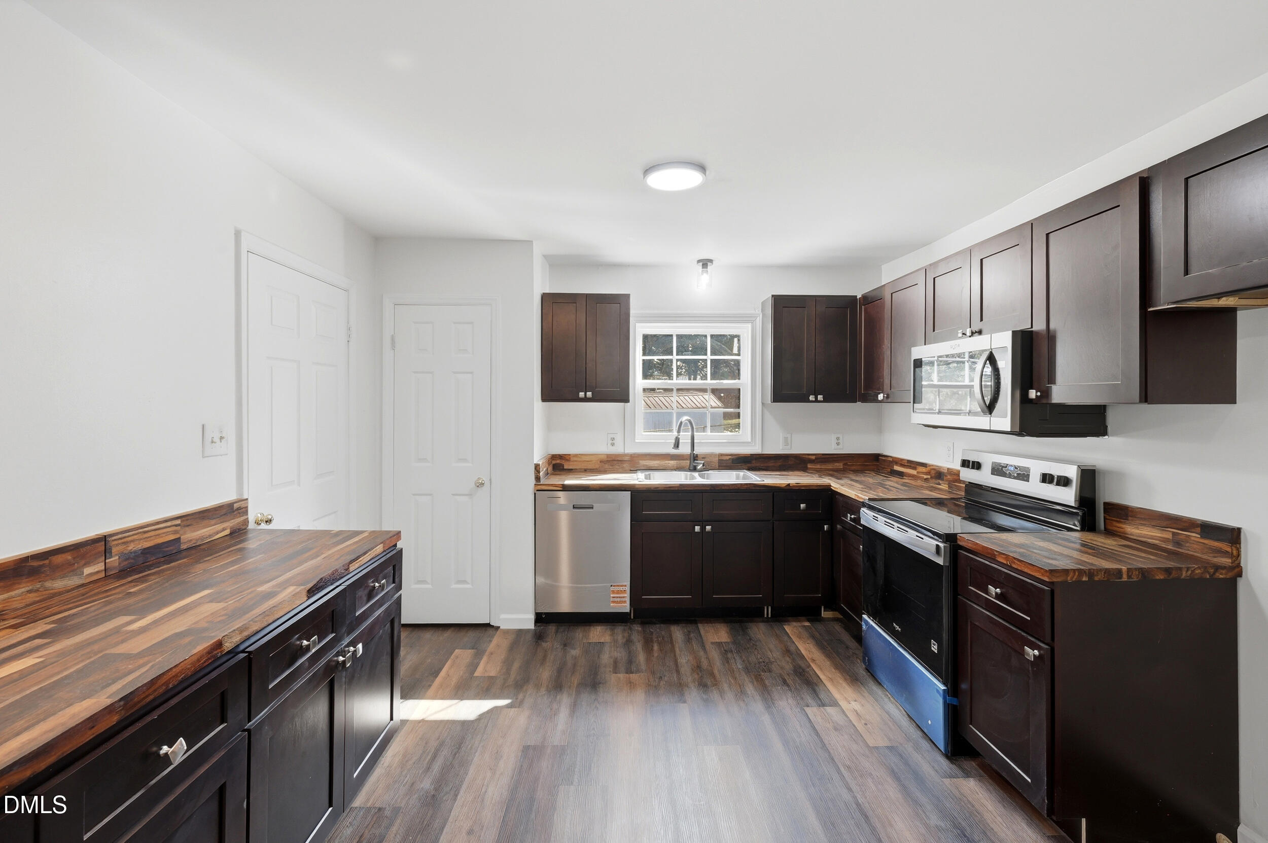 2901 Wicklow Place Raleigh, NC 27604 - Photo 11 of 35 057