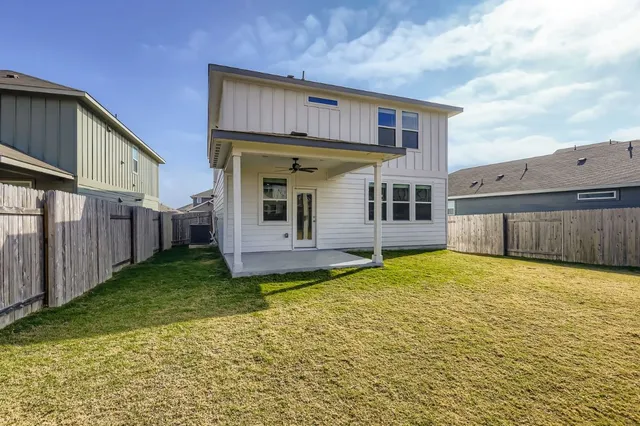 a view of a house with backyard