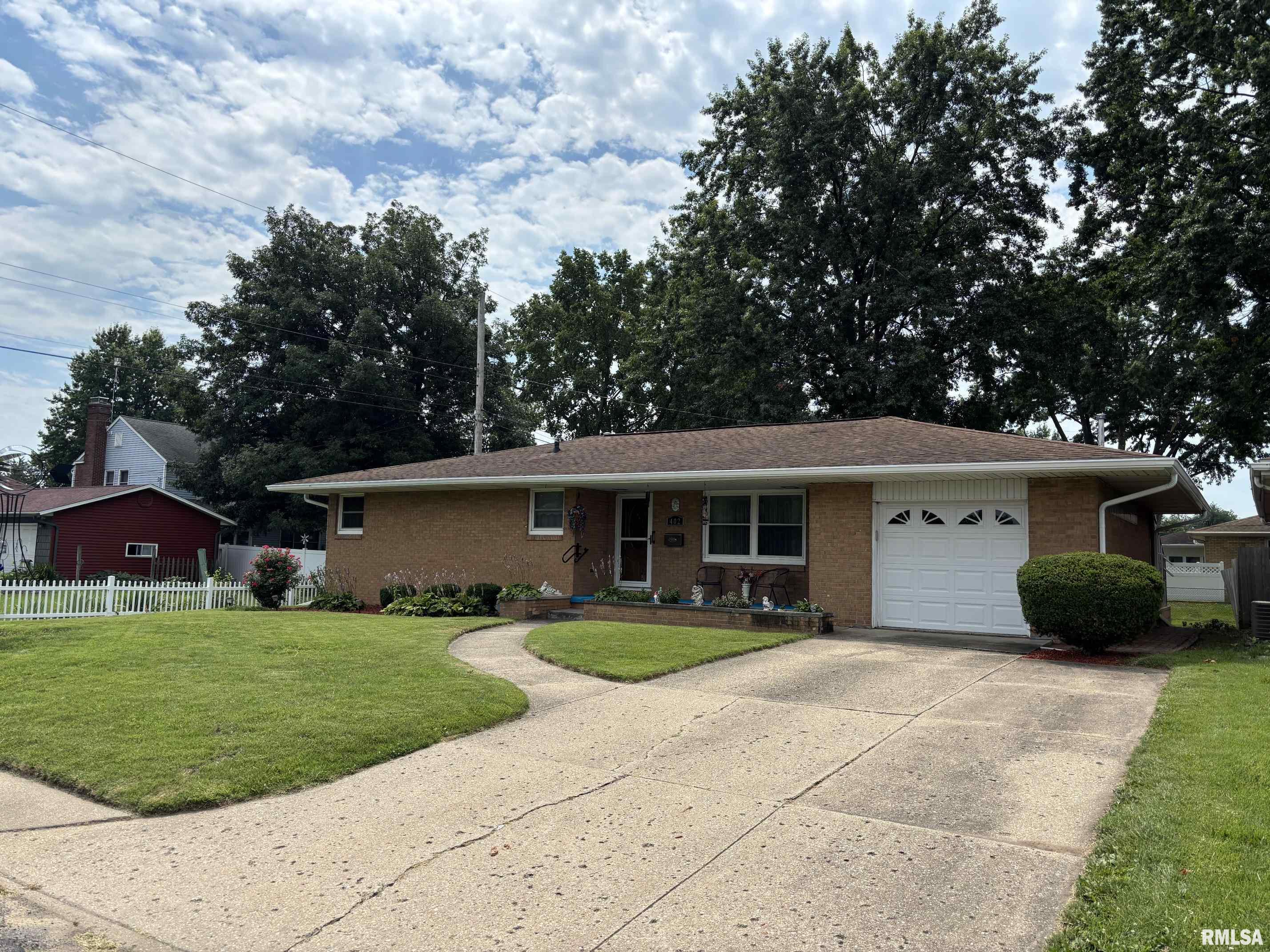402 Sheridan Road Pekin, IL 61554 - Photo 1 of 33