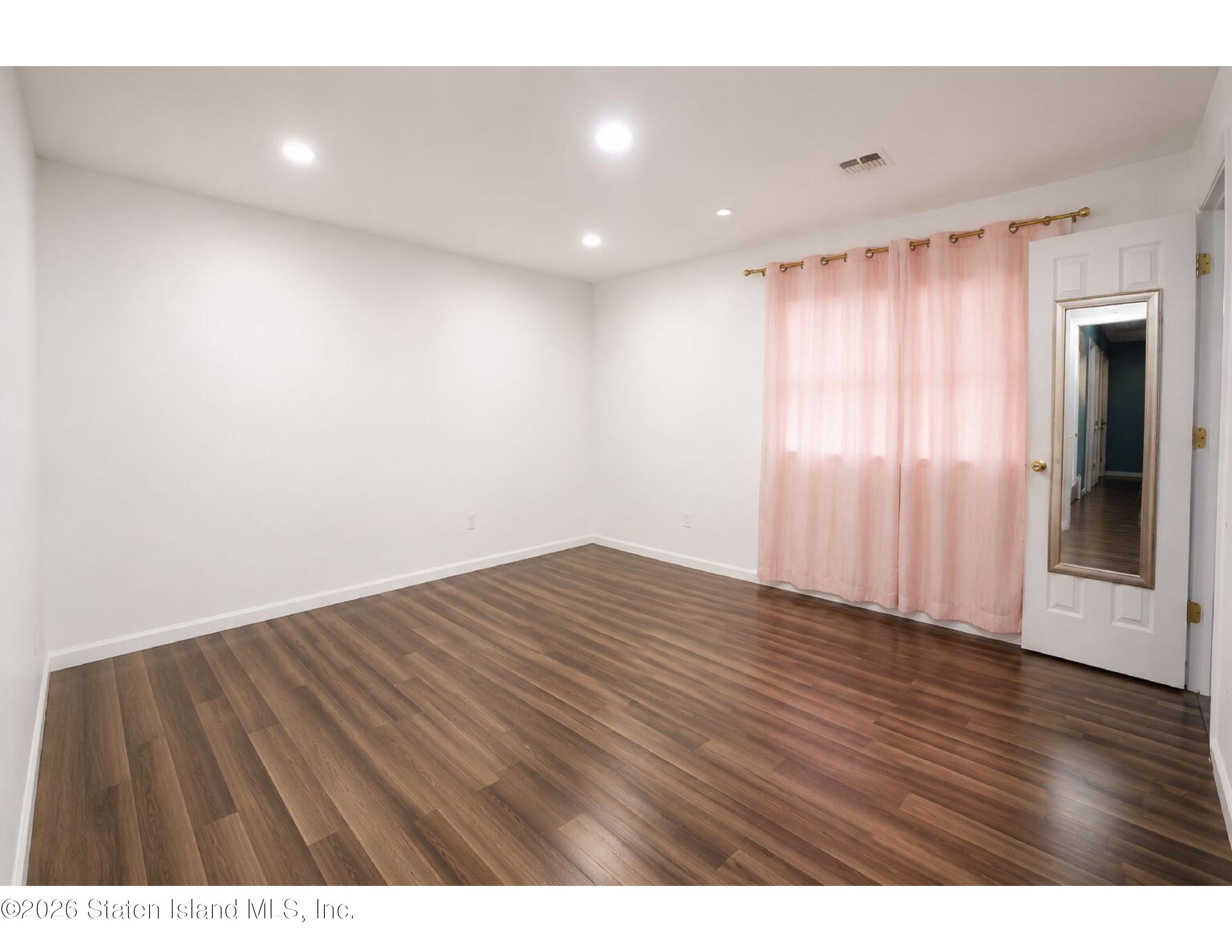 36 Riverside Lane Staten Island, NY 10302 - Photo 5 of 12 09326690deb1df47e1a91a8f1a034b3b_06