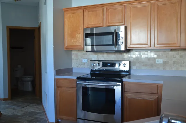 $2,400 | 206 Brompton Lane, Unit A, Sugar Grove, IL 60554