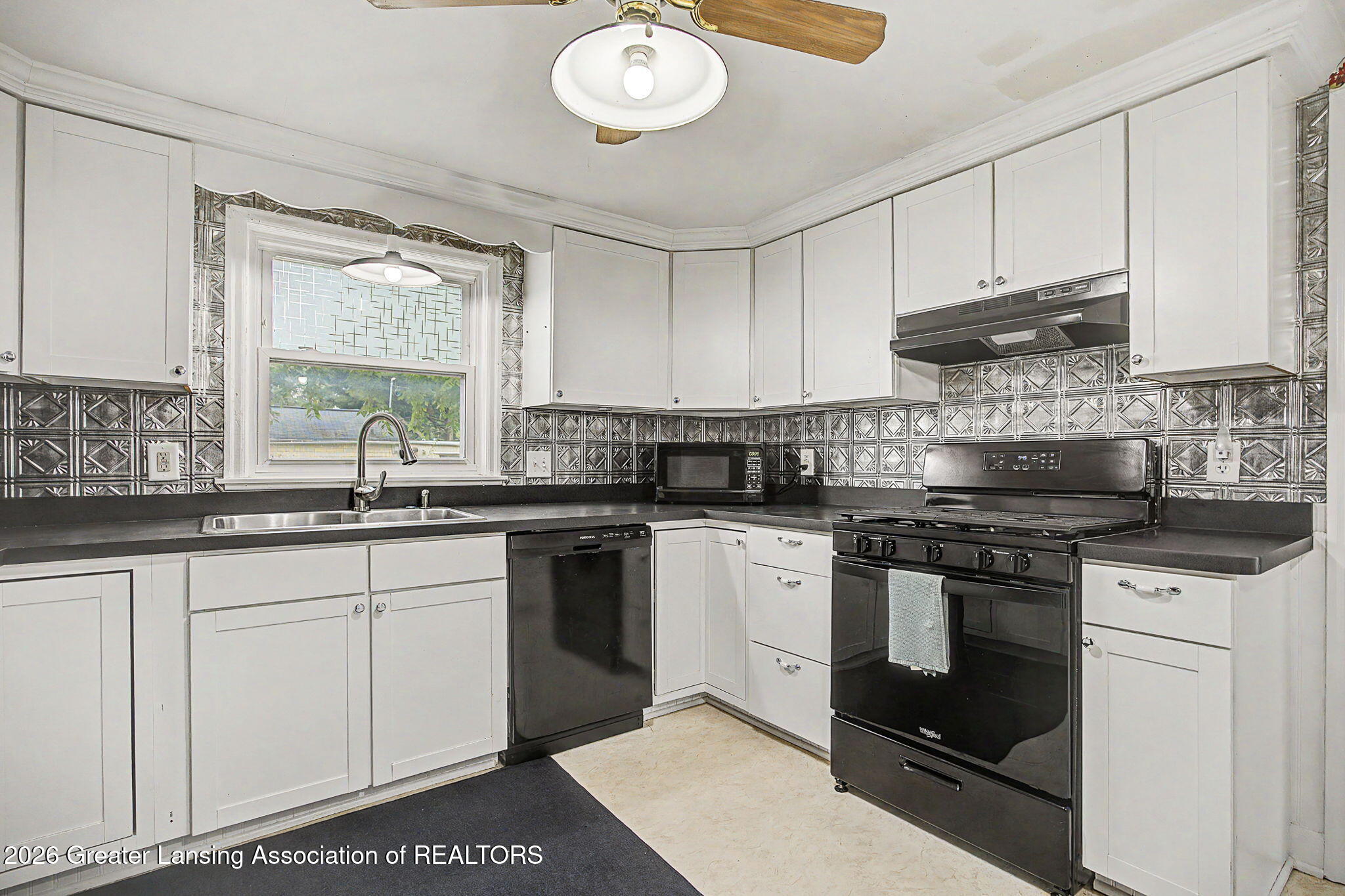 705 Ridgewood Avenue Lansing, MI 48910 - Photo 9 of 37 11-web-or-mls-CQ1A6173