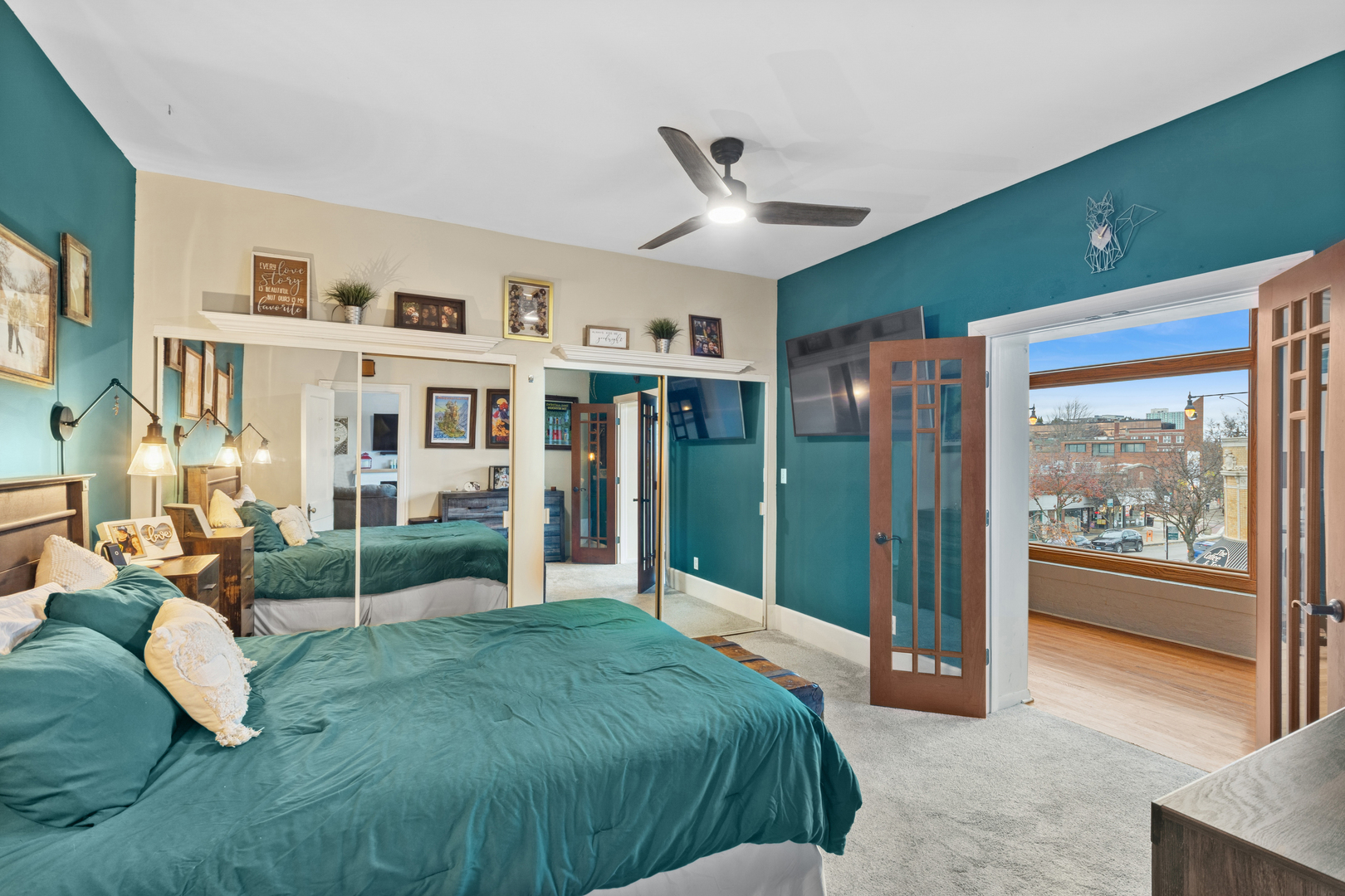 559 West Aldine Avenue, Unit 2 Chicago, IL 60657 - Photo 8 of 23 a spacious bedroom with a bed and a large window