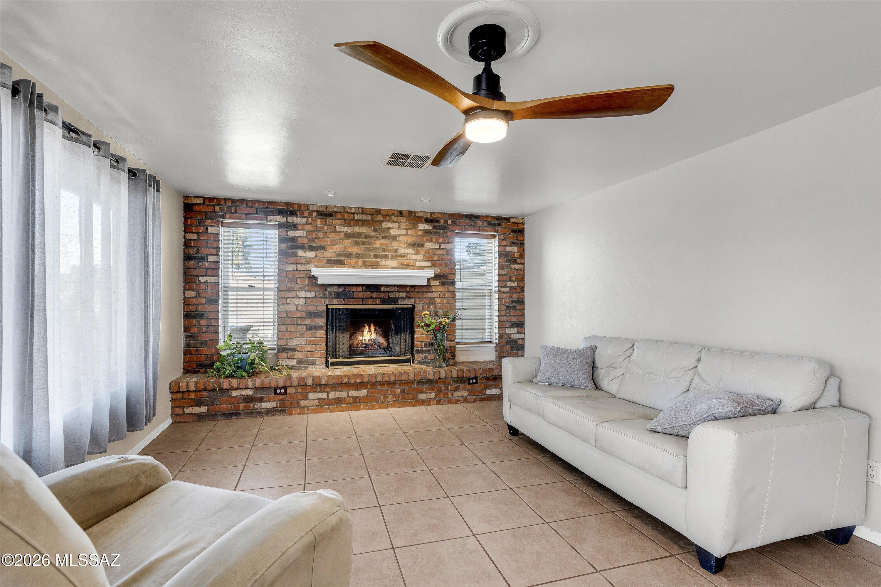 7531 North Juniper Road Tucson, AZ 85741 - Photo 9 of 27 09-Family Room