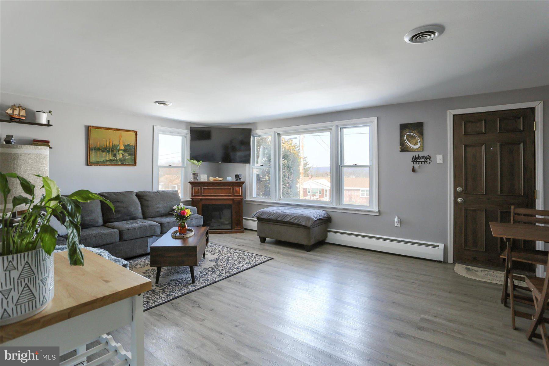 88 Powells Valley Road Halifax, PA 17032 - Photo 3 of 21 Livingroom