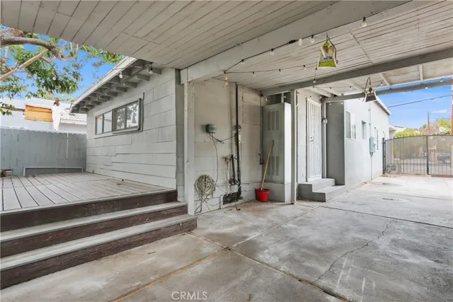 a view of the entrance front of the house