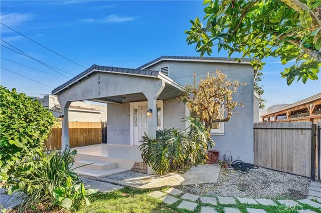 a view of a house with backyard and trees