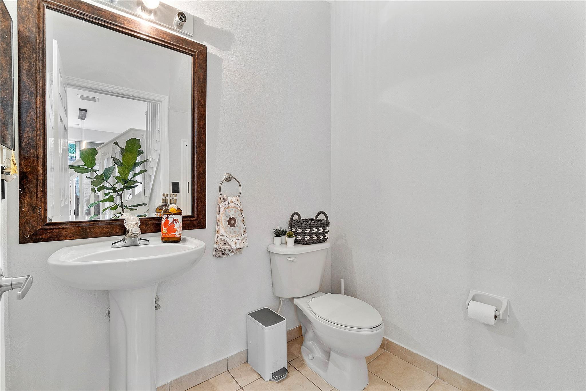 12465 Southwest 124th Terrace Miami, FL 33186 - Photo 15 of 31 Powder bathroom First level