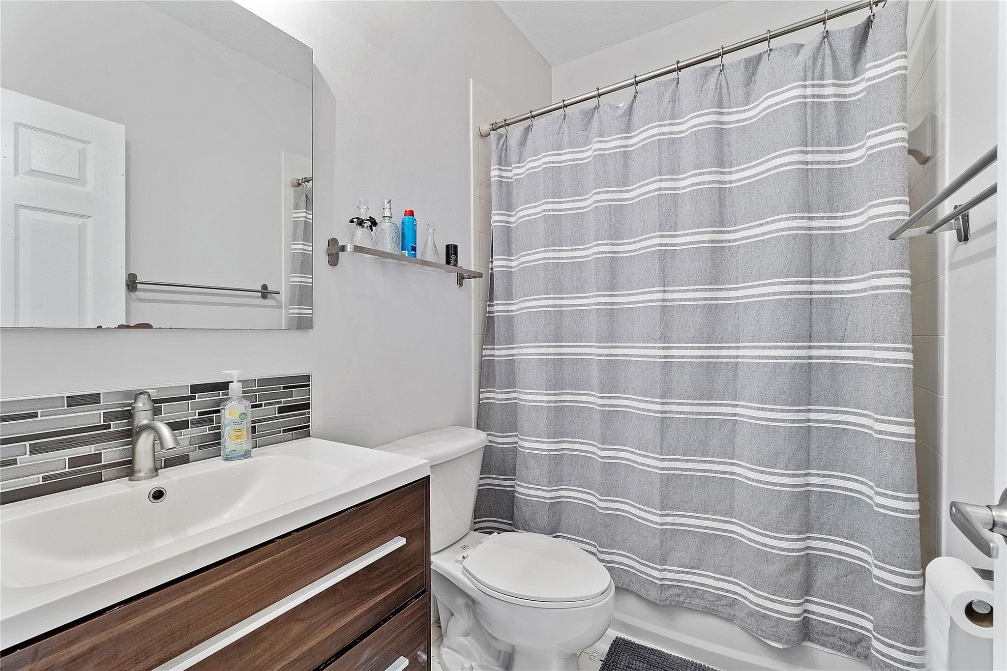 12465 Southwest 124th Terrace Miami, FL 33186 - Photo 17 of 31 2nd Bathroom