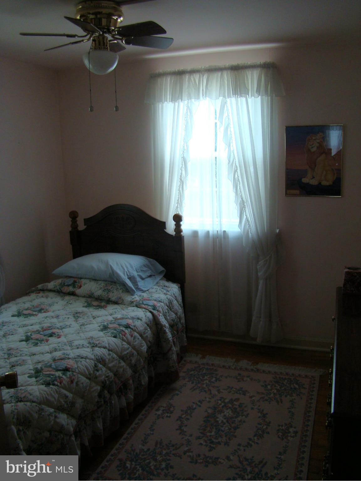 5509 Park Road Baltimore, MD 21225 - Photo 16 of 29 a bedroom with a bed and a window