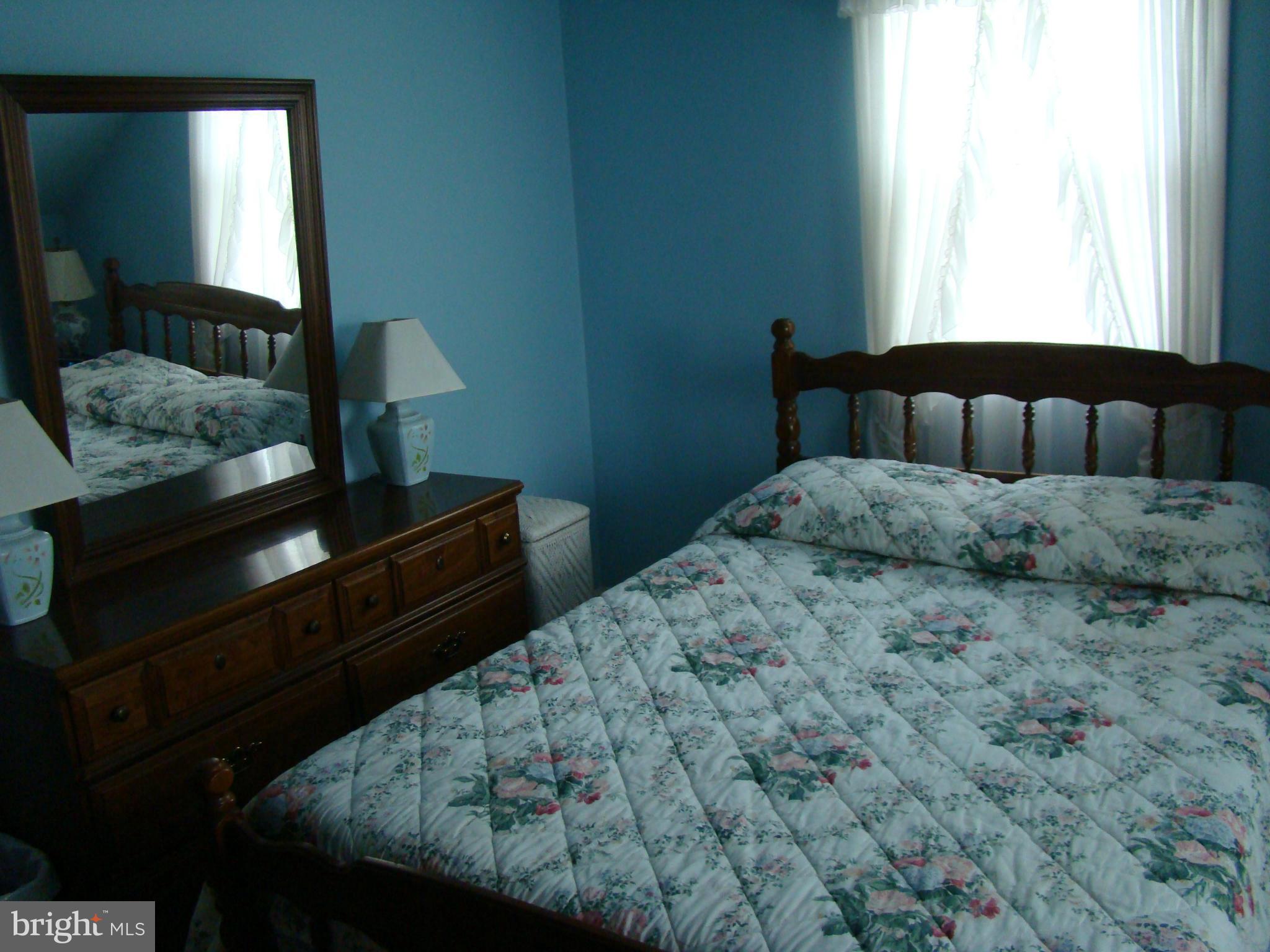 5509 Park Road Baltimore, MD 21225 - Photo 18 of 29 a bed room with a bed window and wall painting