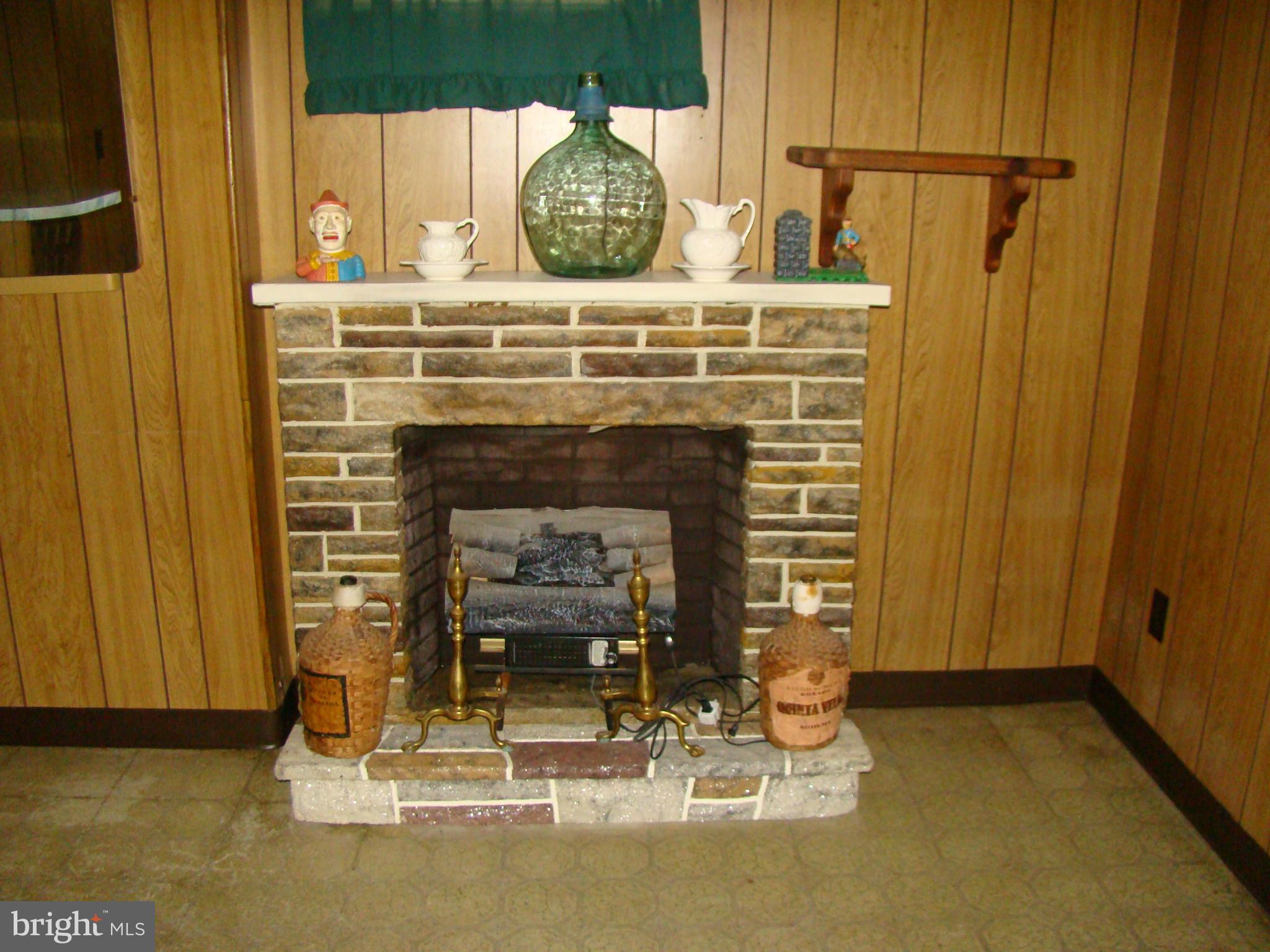 5509 Park Road Baltimore, MD 21225 - Photo 21 of 29 a view of fireplace and window