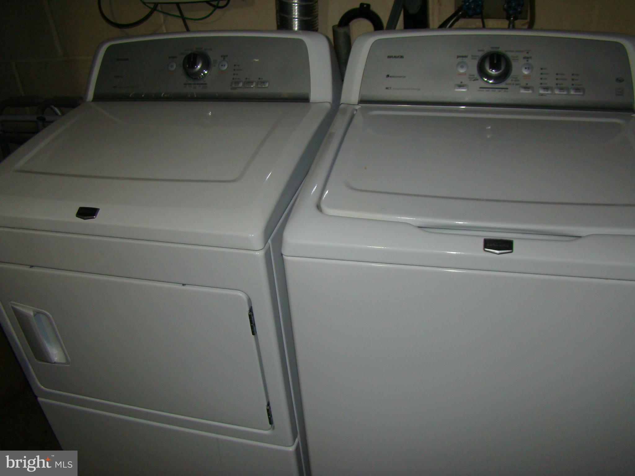 5509 Park Road Baltimore, MD 21225 - Photo 23 of 29 a close view of washer and dryer