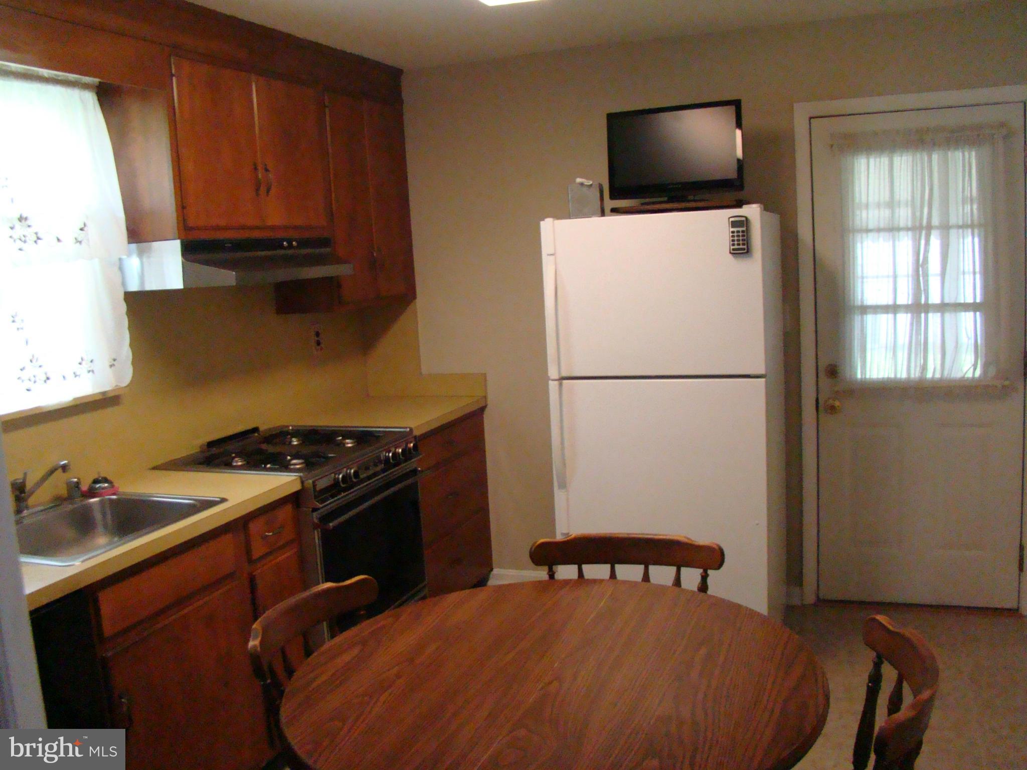 5509 Park Road Baltimore, MD 21225 - Photo 5 of 29 a kitchen with a stove a refrigerator and a microwave