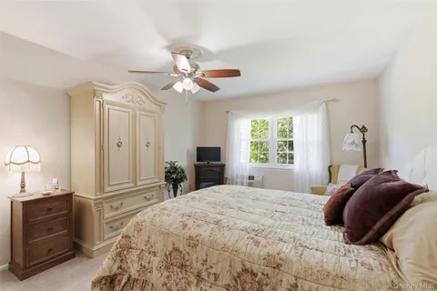 $375,000 | 10 Harbour Lane, Unit 4B, Oyster Bay, NY 11771