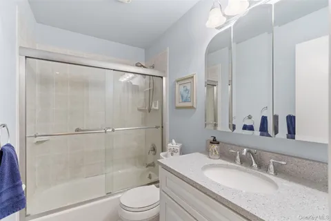 $375,000 | 10 Harbour Lane, Unit 4B, Oyster Bay, NY 11771