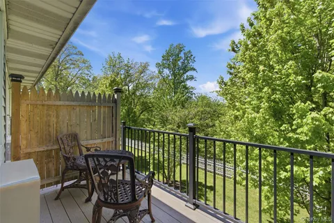 $375,000 | 10 Harbour Lane, Unit 4B, Oyster Bay, NY 11771