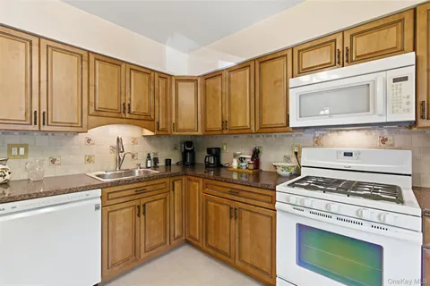 $375,000 | 10 Harbour Lane, Unit 4B, Oyster Bay, NY 11771
