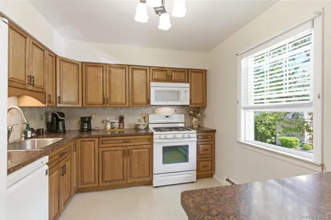 $375,000 | 10 Harbour Lane, Unit 4B, Oyster Bay, NY 11771
