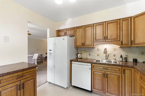 $375,000 | 10 Harbour Lane, Unit 4B, Oyster Bay, NY 11771
