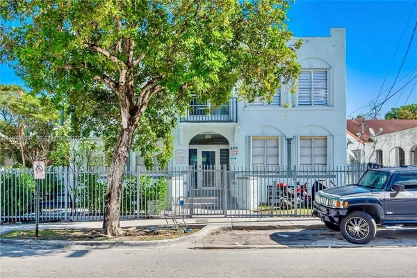 $2,200 | 301 Southwest 10th Avenue, Unit 1, Miami, FL 33130