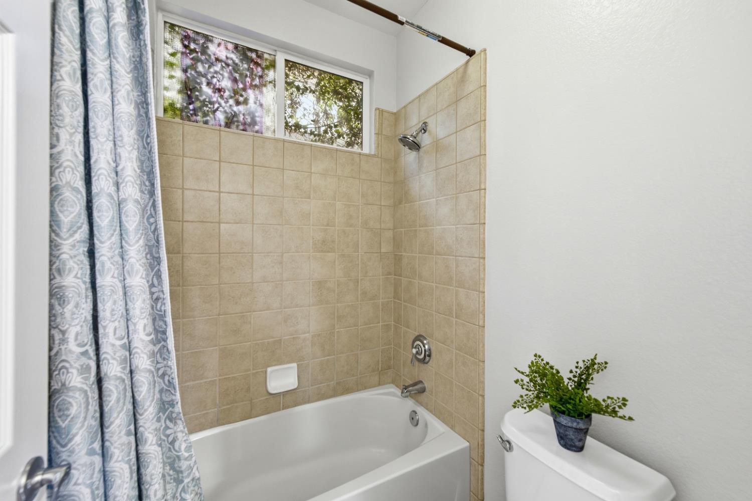 1733 Klamath Road West Sacramento, CA 95691 - Photo 5 of 66