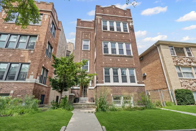 $2,745 | 2712 West Winnemac Avenue, Unit 2, Chicago, IL 60625
