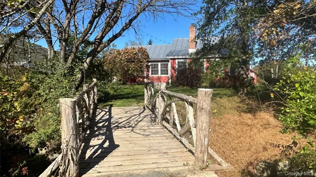 a view of a house with backyard and trees