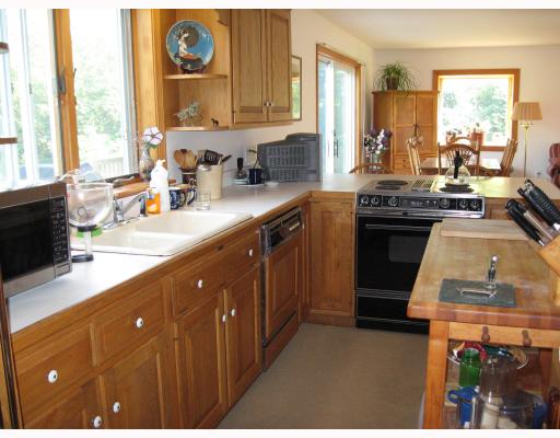 18 Bartlett Road Middletown, RI 02842 - Photo 7 of 8 Kitchen.
