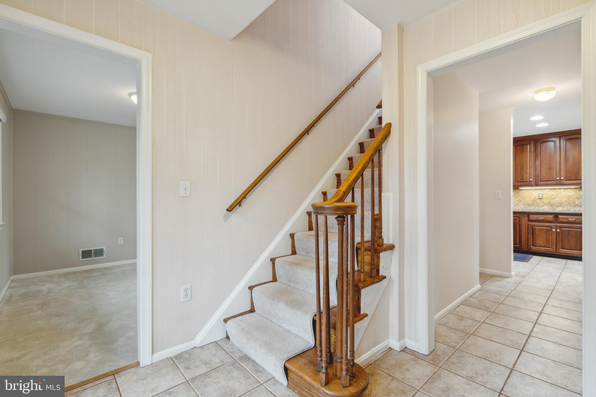 9308 Emory Grove Road Gaithersburg, MD 20877 - Photo 4 of 45 Inviting foyer