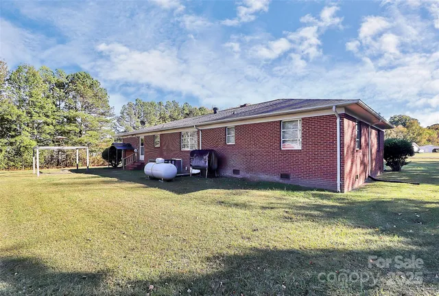 a view of a house with backyard and garden