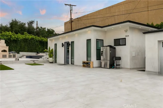 a view of a house with backyard