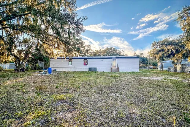 a view of yard with tree