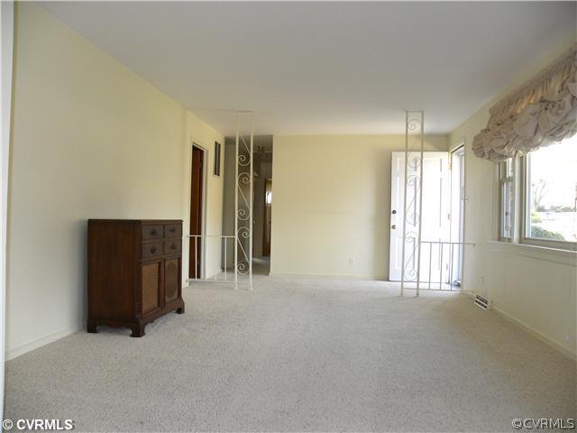 Living Room - Newer carpet, replacement thermal wi