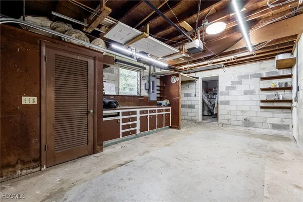 a view of entryway with a fan