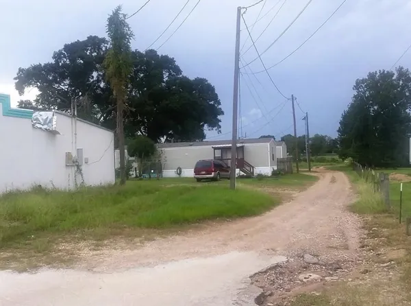 a view of a back yard