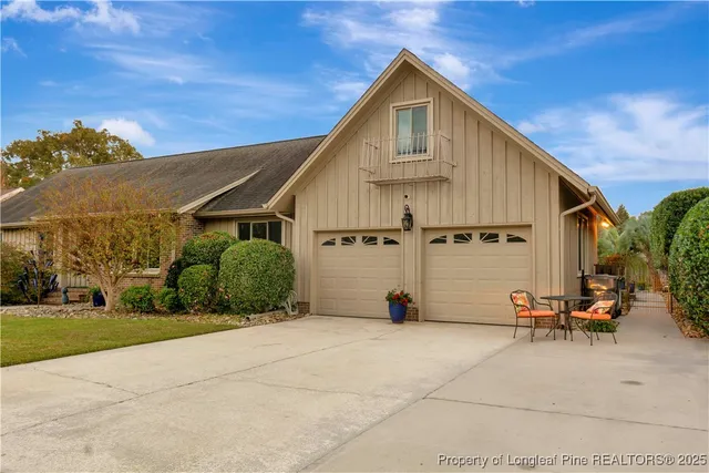 a view of a house with backyard