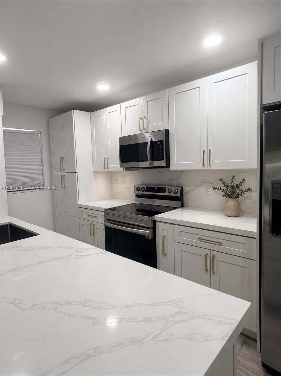 200 East High Point Court, Unit D Delray Beach, FL 33445 - Photo 2 of 12