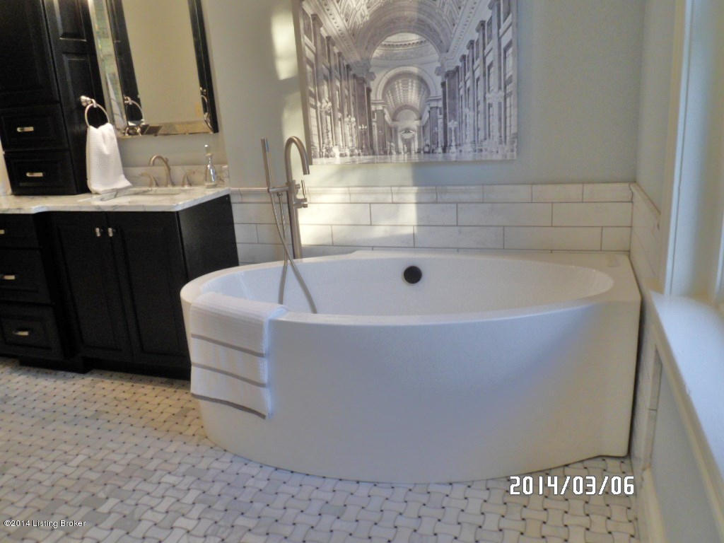 1238 Cherokee Road Louisville, KY 40204 - Photo 30 of 57 Anther view of the tub...