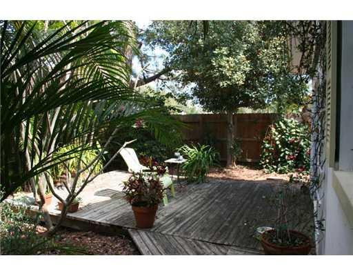 6010 Northeast 14th Road Fort Lauderdale, FL 33334 - Photo 13 of 15 Yard/Garden