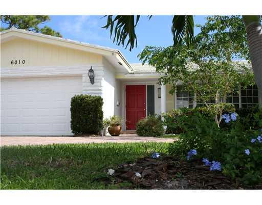 6010 Northeast 14th Road Fort Lauderdale, FL 33334 - Photo 2 of 15 Exterior Front