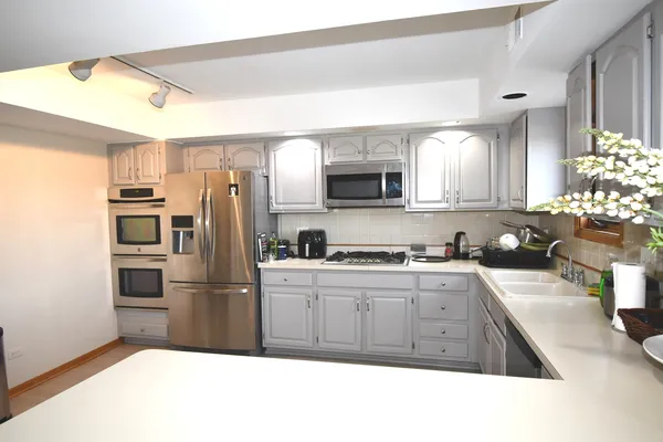 $299,999 | 1S095 Spring Road, Unit H2, Oakbrook Terrace, IL 60181
