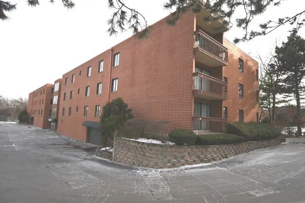 $299,999 | 1S095 Spring Road, Unit H2, Oakbrook Terrace, IL 60181