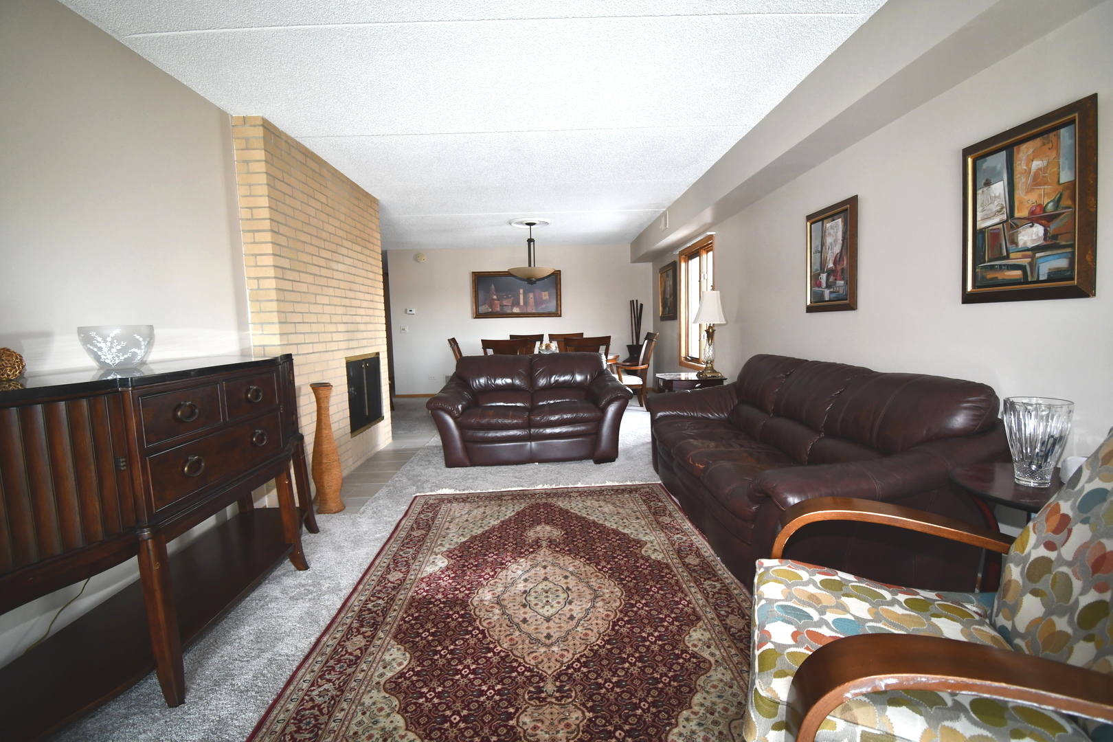 1S095 Spring Road, Unit H2 Oakbrook Terrace, IL 60181 - Photo 21 of 40 a living room with a couch and dresser